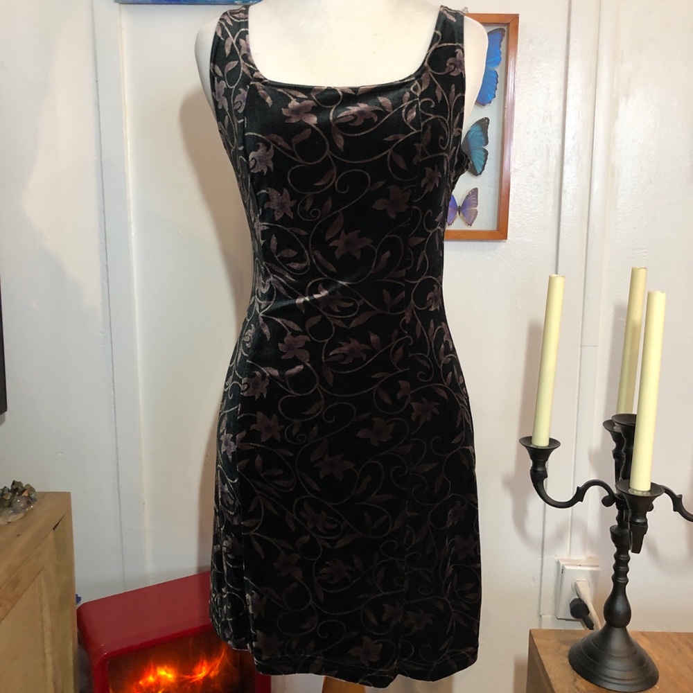 Small dark ‘90s floral dress velvety fabric